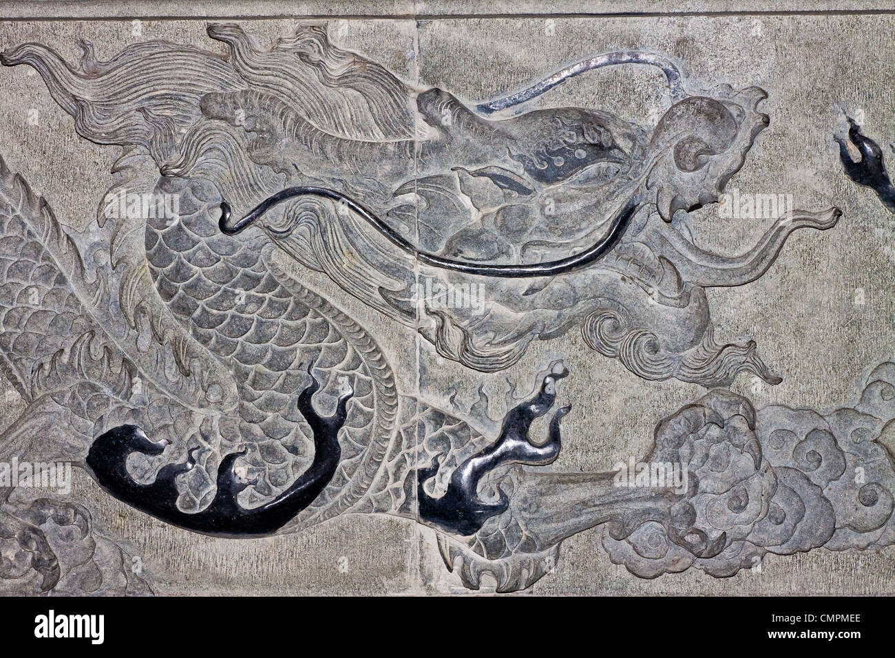 Drachen schnitzen an Wand mit dem Ausdruck ihrer Macht und Status im alten China. Stockfoto