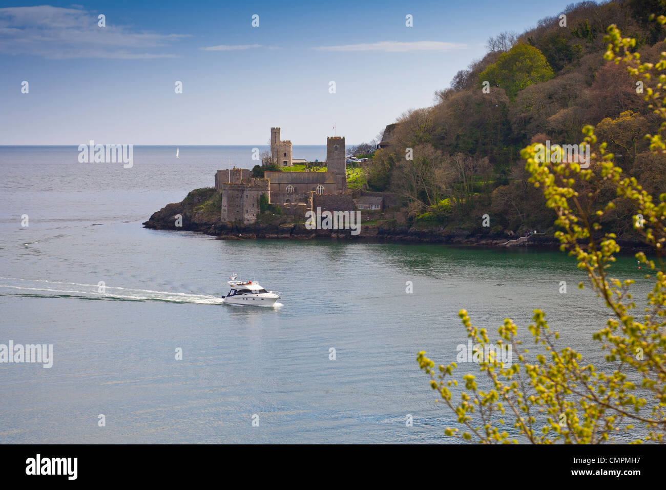 Ein Motorboot der Fluss Dart und Dartmouth Burg, South Hams, Devon, England, UK Stockfoto