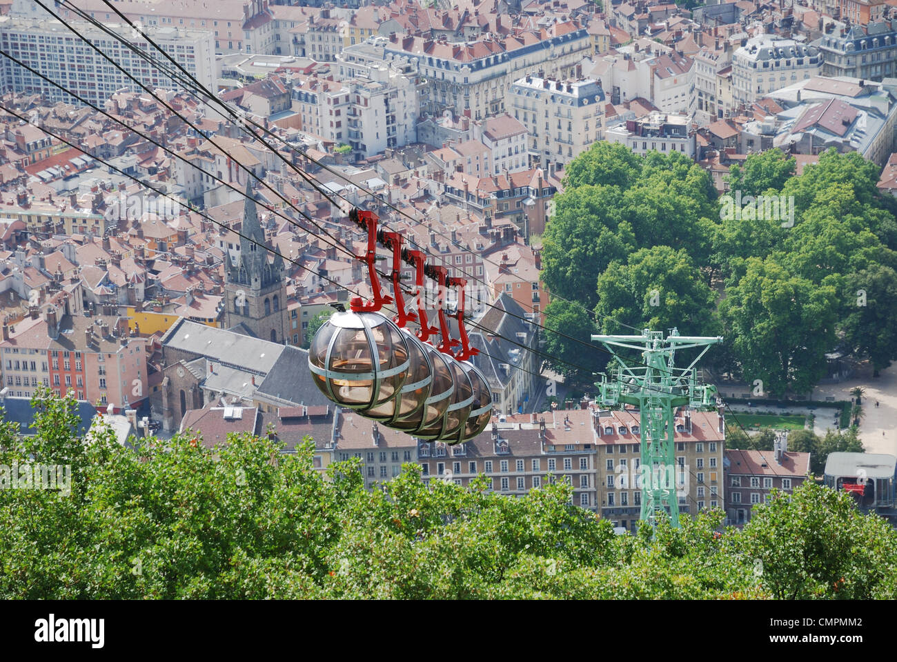 Seilbahnen über die Stadt Grenoble. Stockfoto