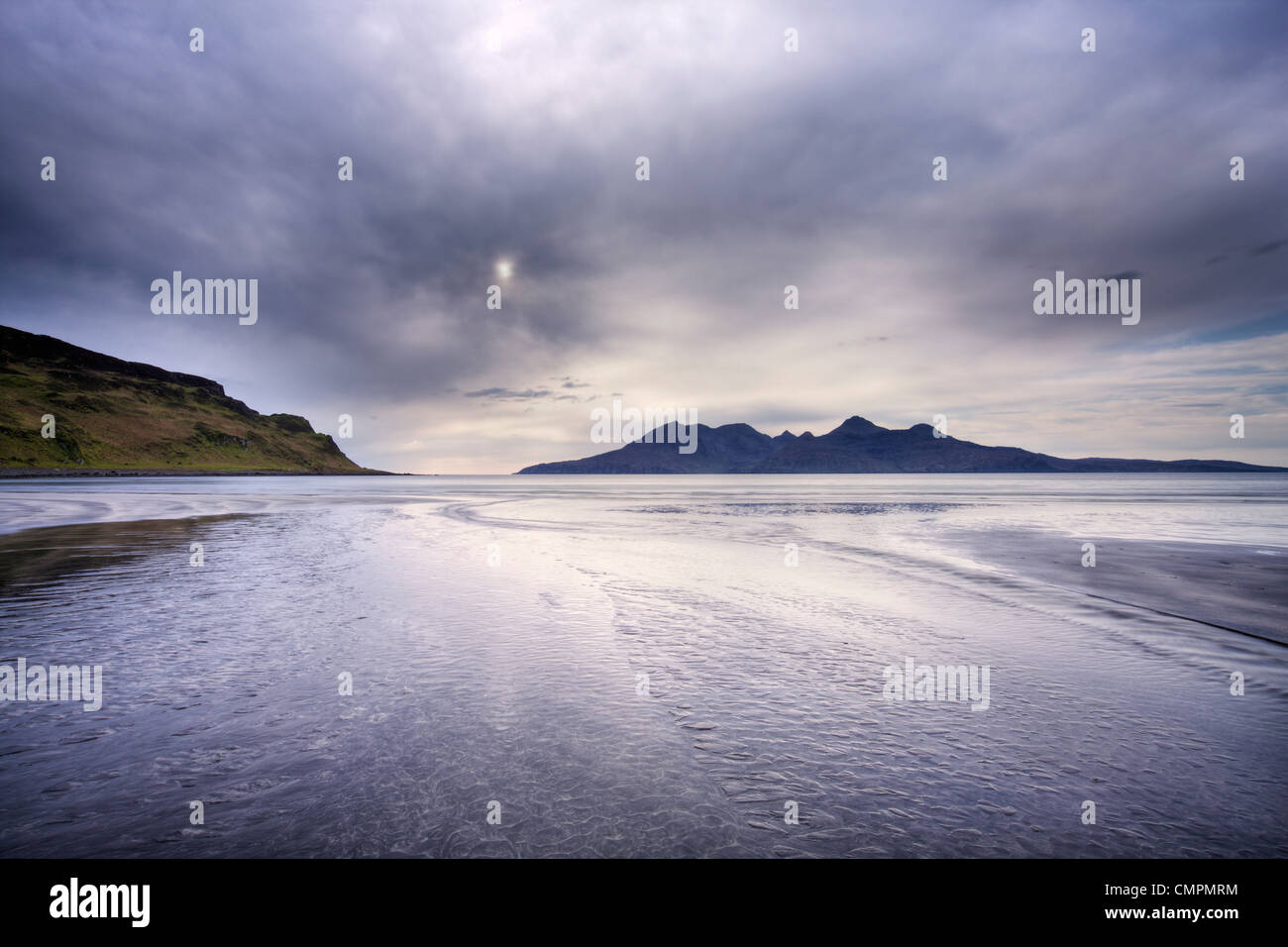 Am frühen Abend Blick auf Rum aus der Bucht Laig auf der Insel Eigg, Hebriden, Schottland, Vereinigtes Königreich, Europa Stockfoto