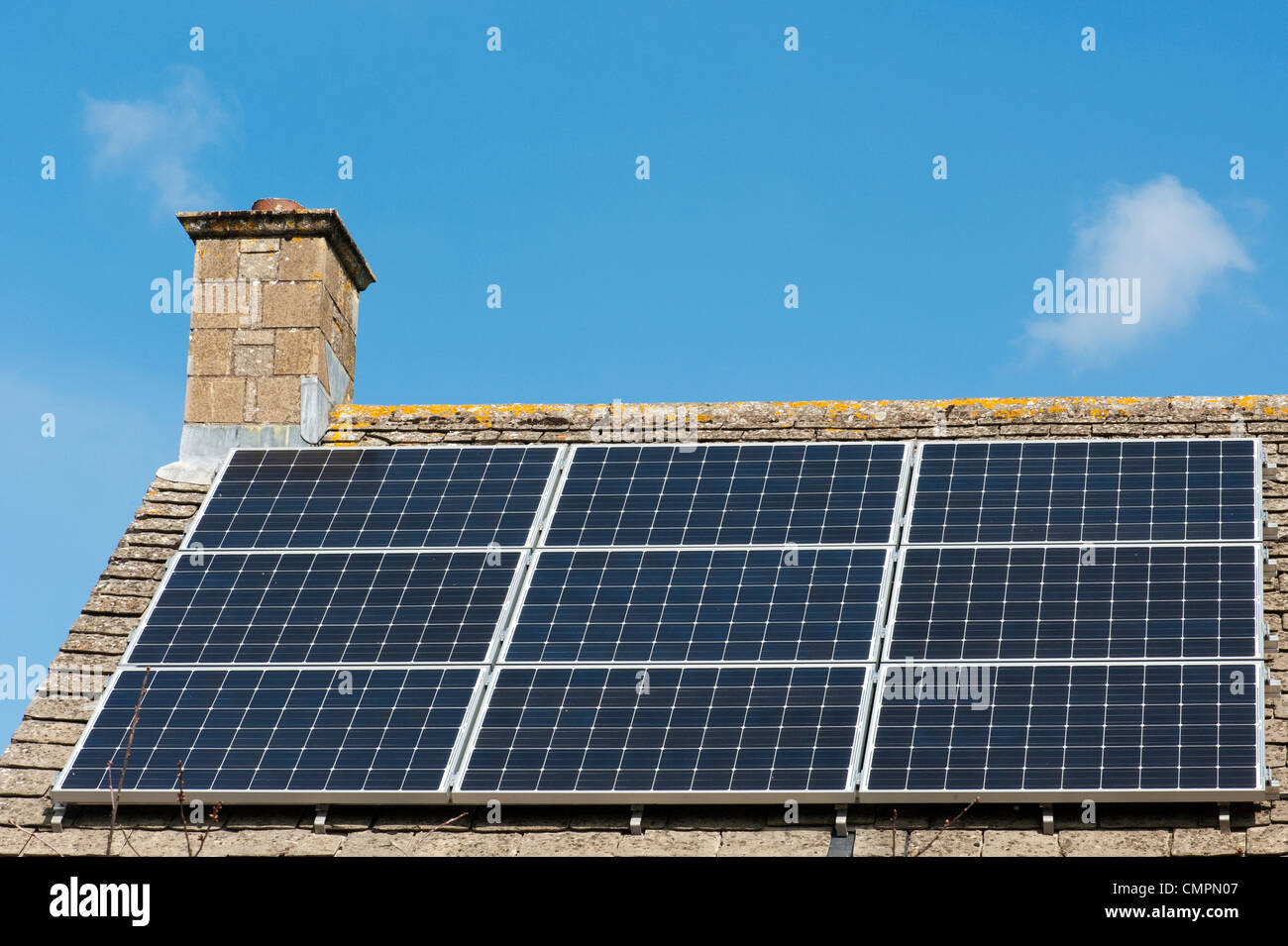 Solarzellen auf einem Dach. Großbritannien Stockfoto