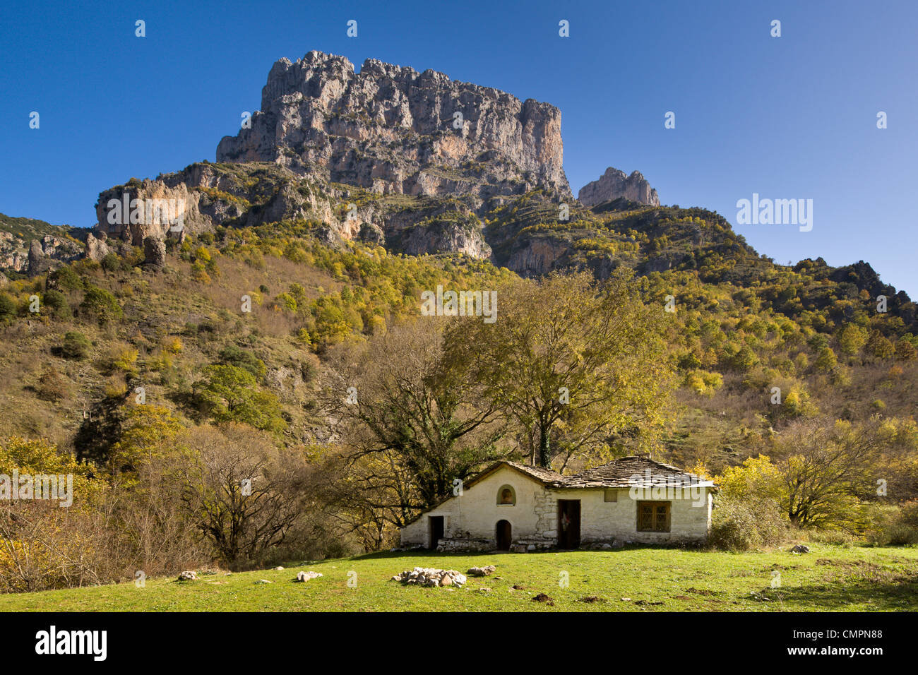 Das Kloster Panagia am unteren Rand der Vikos-Schlucht mit den Gipfeln Astraka über Herbst, Zagoria, Epirus, Griechenland, Europa Stockfoto