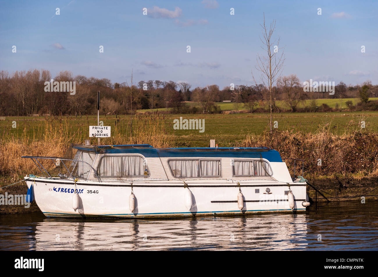 Ein Boot auf dem Fluß Waveney in Beccles, Suffolk, England, Großbritannien, Uk Stockfoto