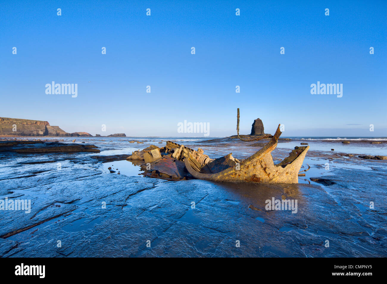 Admiral Von Tromp Wrack und Black Nab bei Ebbe in gegen Bay, Yorkshire, England, Vereinigtes Königreich, Europa Stockfoto