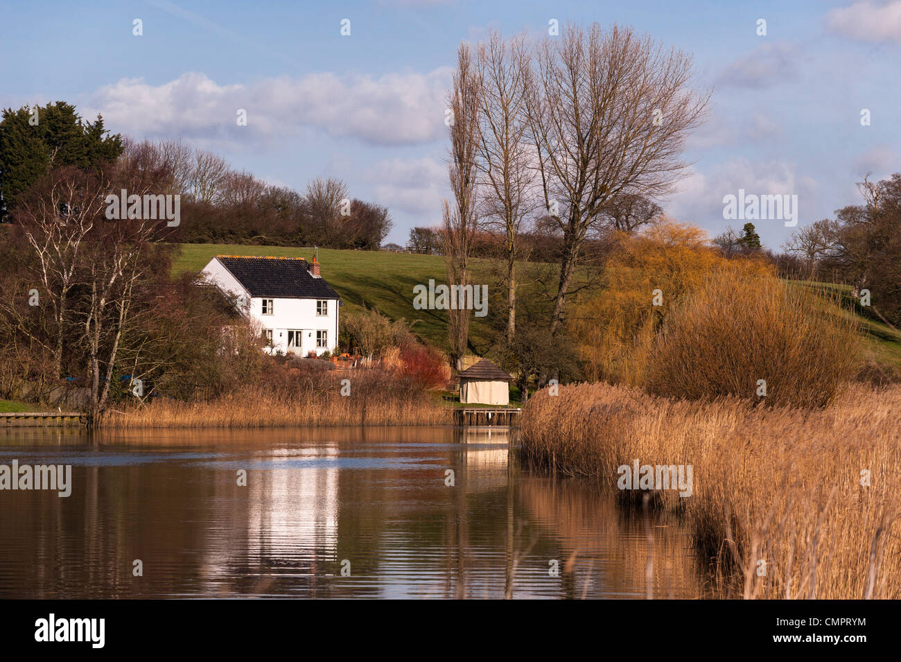 Ein Ferienhaus in Gillingham, Norfolk angesehen vom Sumpf Trail zu Fuß auf dem Fluß Waveney in Beccles, Suffolk, England, Uk Stockfoto
