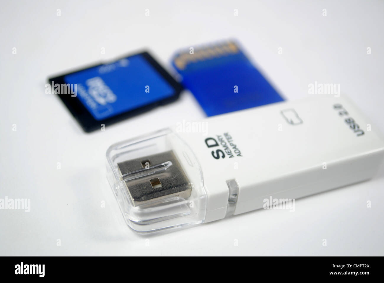 Einen SD-Kartenleser und zwei SD-Karten Stockfoto