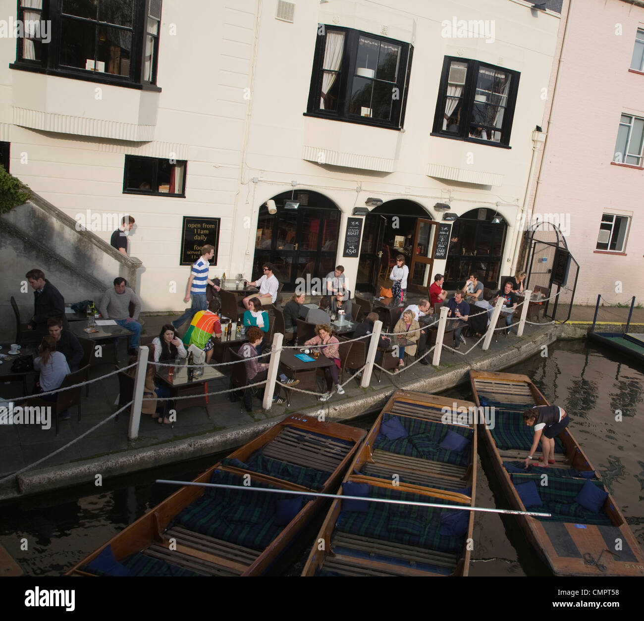 Punts und Leute trinken außerhalb der Anchor Pub am Flussufer, Cambridge, England Stockfoto