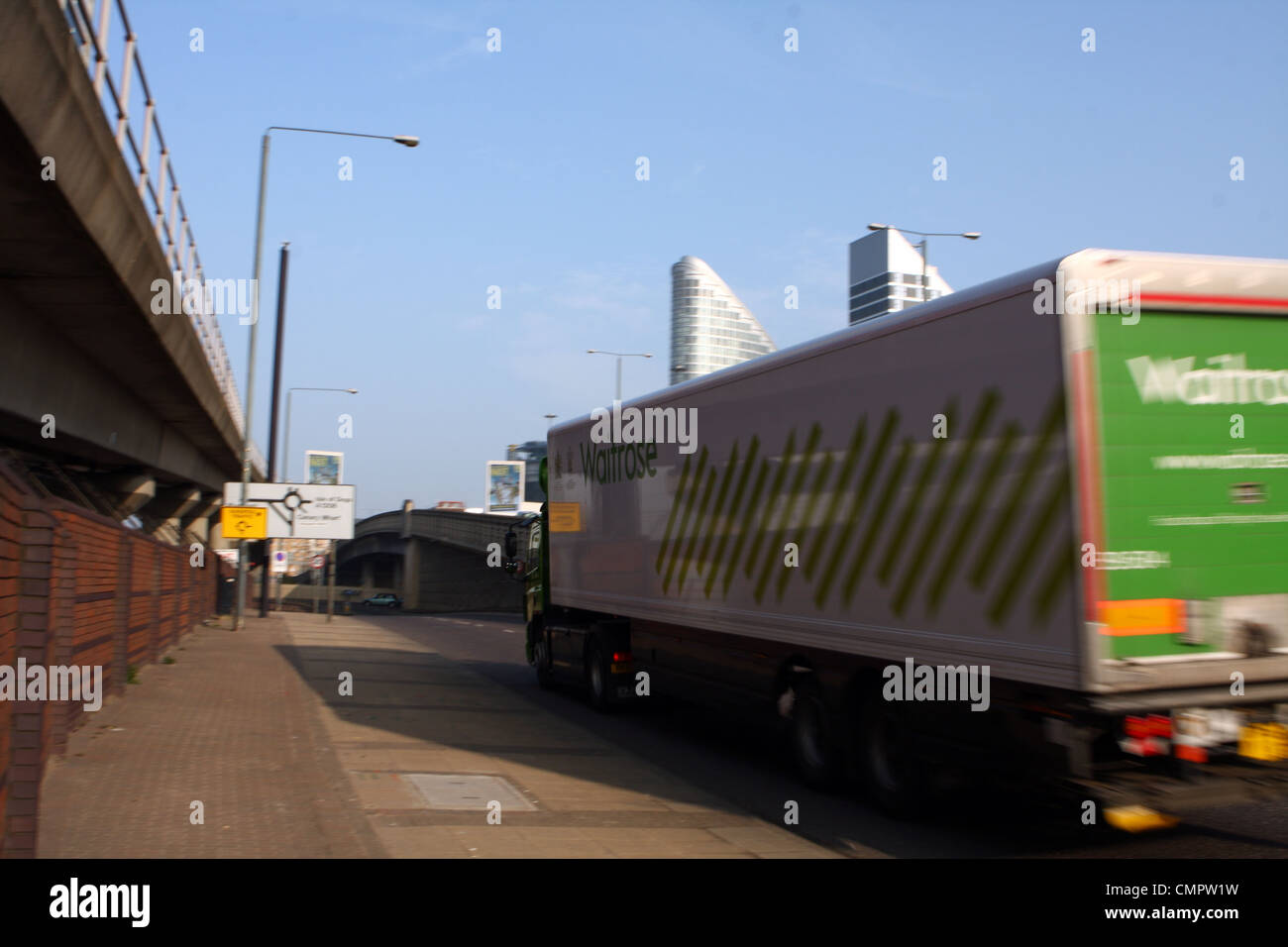 Ein Waitrose LKW Reisen entlang einer Straße in London Stockfoto