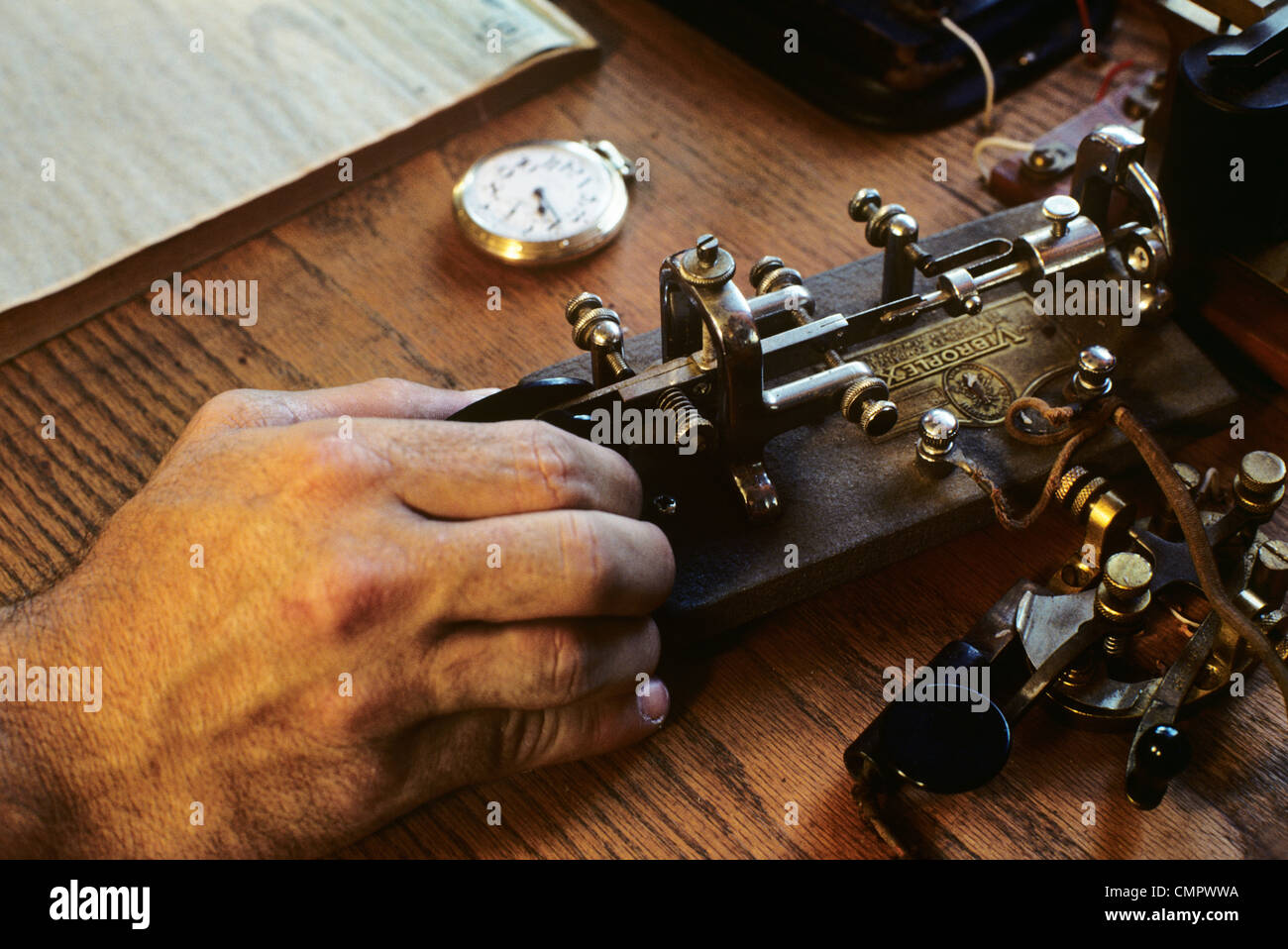 1890S 1900S TELEGRAPH OPERATOR HAND AUF SCHLÜSSEL Stockfoto