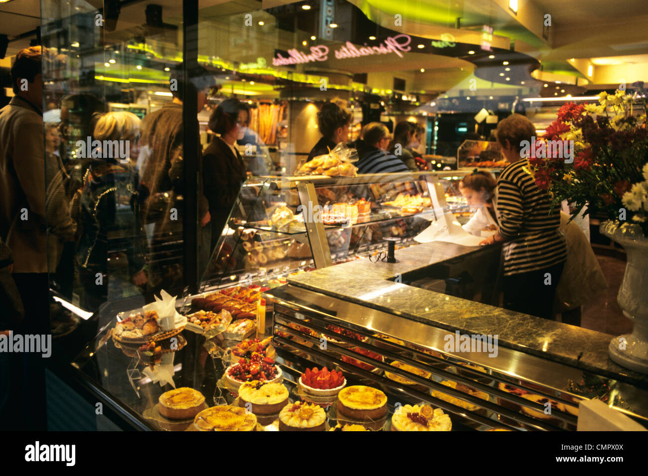 1990ER JAHRE PASTRY SHOP PARIS FRANKREICH Stockfoto