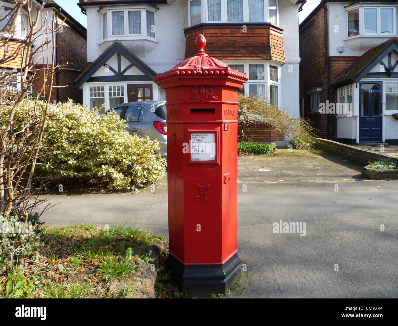 Viktorianische Royal Mail Briefkasten rot lackiert. Stockfoto