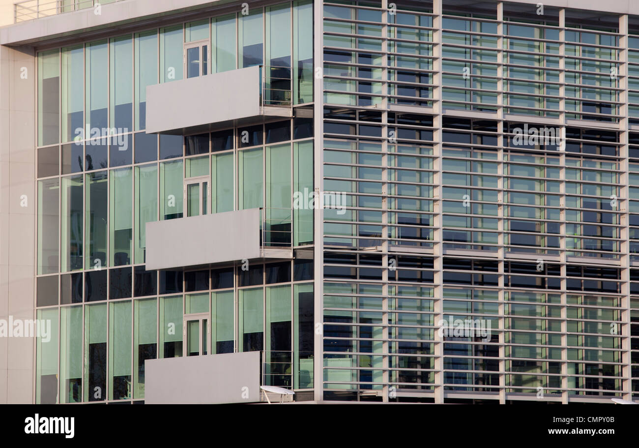 Neue Bürogebäude an der Hafenpromenade in Bristol. Die Uferpromenade wurde Gewinnung von Gewerbe- und Wohnimmobilien entwickelt. Stockfoto