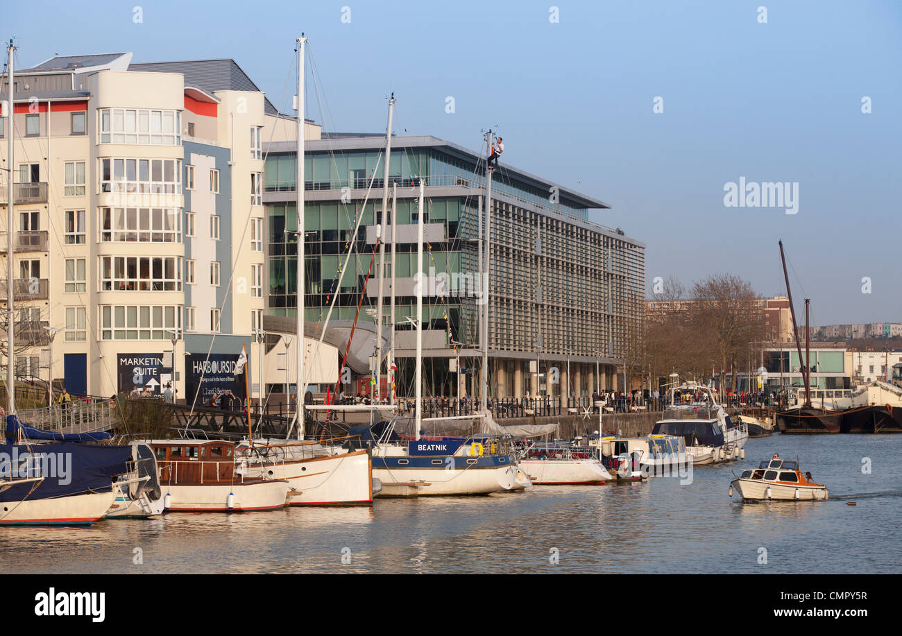 Bristol Hafen an einem sonnigen Tag. Wasser ist Heimat von Wohn- und Gewerbeimmobilien Gebäude, die den Fluss zu übersehen. Stockfoto