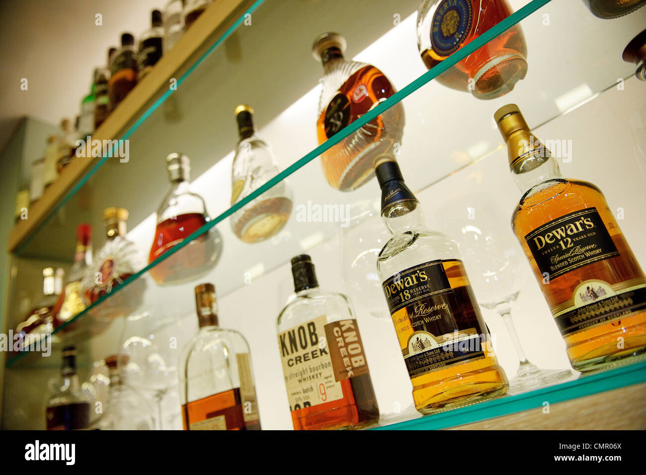 Regalen der Flaschen Alkohol zu trinken, im Geschäft oder restaurant Stockfoto