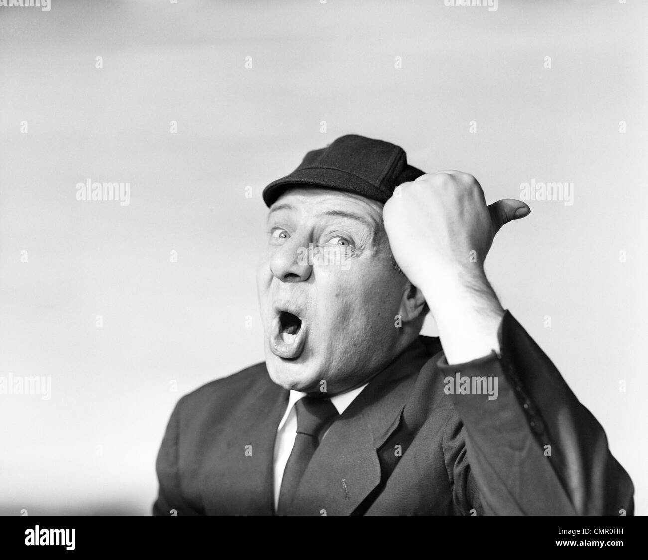 1950ER JAHRE PORTRAIT SCHIEDSRICHTER SIGNALISIERT PLAYER HERAUS MIT DAUMEN Stockfoto