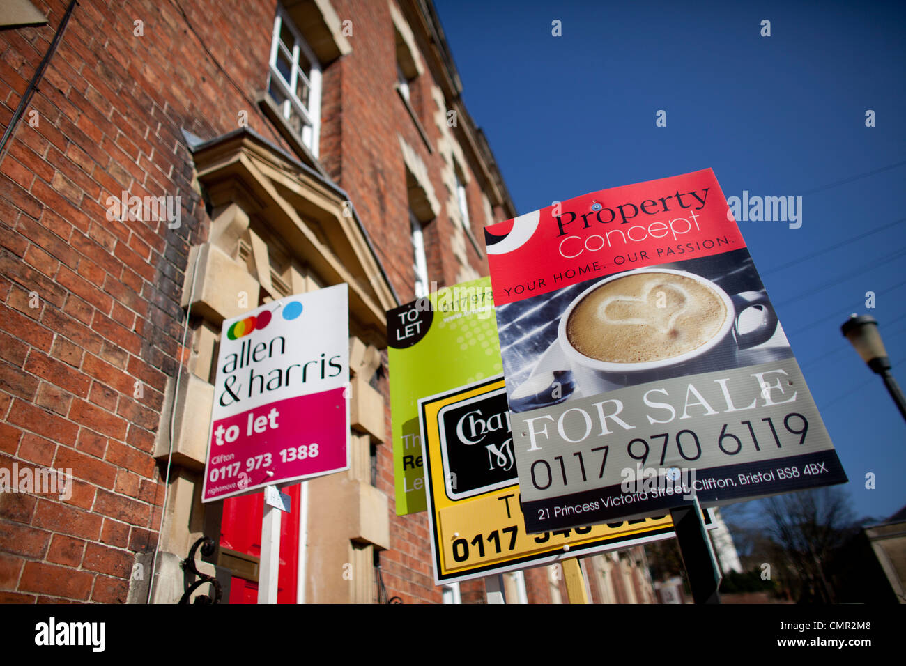 Für Verkauf und Zeichen außerhalb von Reihenhäusern in Bristol an einem sonnigen Tag zu lassen. Lokale Immobilienmakler Werbung Eigenschaften. Stockfoto