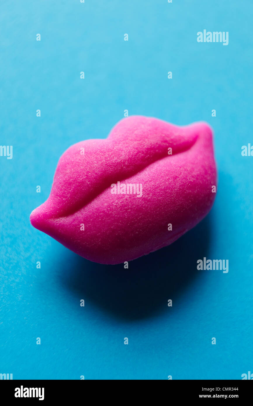 Stillleben mit üppigen paar rosa Lippen vor blauem Hintergrund Stockfoto