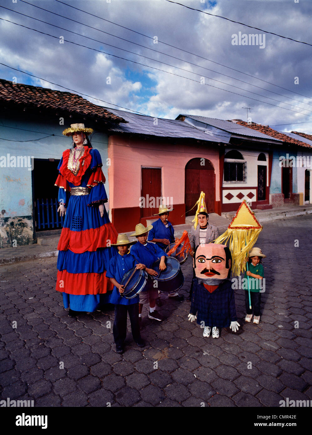 Straßenperformance einer traditionellen nicaraguanischen Show namens La Gigantona, der Tanz der Riesen spanische Frau, Stockfoto