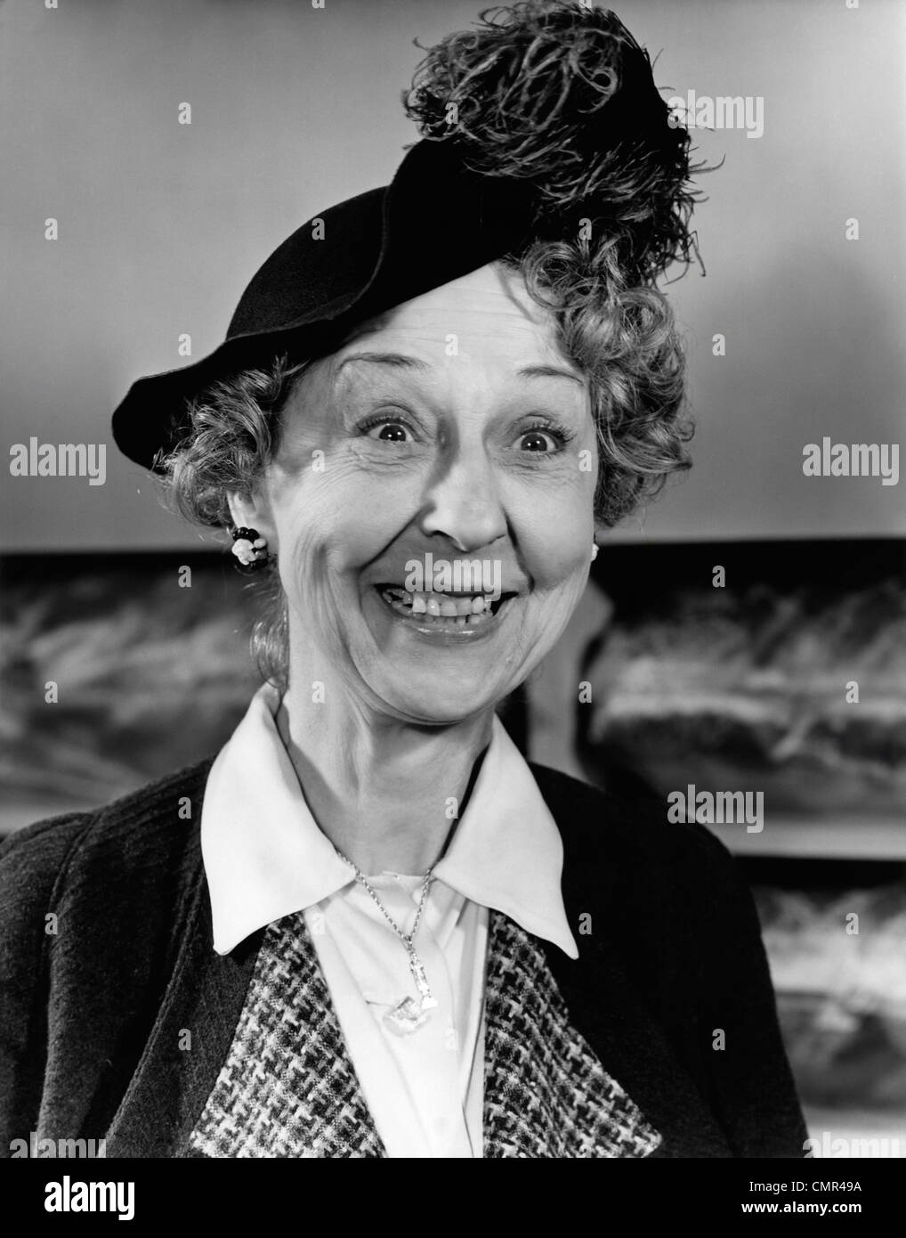 1940ER JAHREN FRAU MIT GLÜCKLICHEN AUSDRUCK Stockfoto