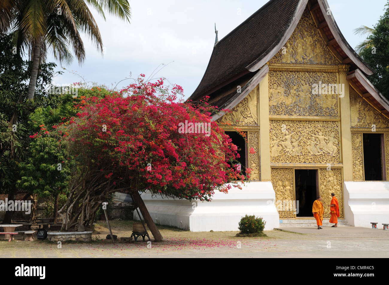 Zwei buddhistische Mönche betrachten der Funerary Carriage Hall in Wat Xieng Thong Luang Prabang Laos Stockfoto