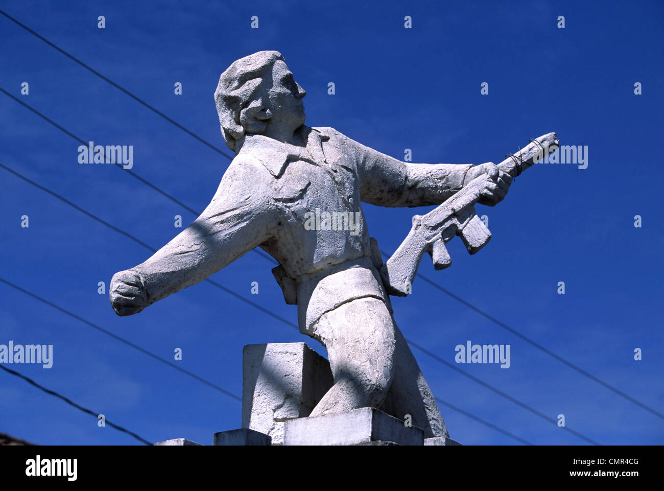 Statue gegen blauen Himmel des sandinistischen Soldaten mit automatischen Waffen im Zentrum von León, Nicaragua Stockfoto