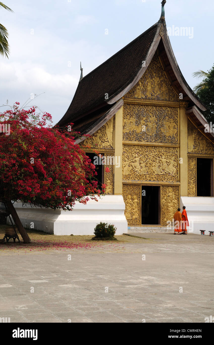 Zwei buddhistische Mönche betrachten die Funerary Carriage Halle oder Haw Latsalot Wat Xieng Thong Luang Prabang Laos Stockfoto