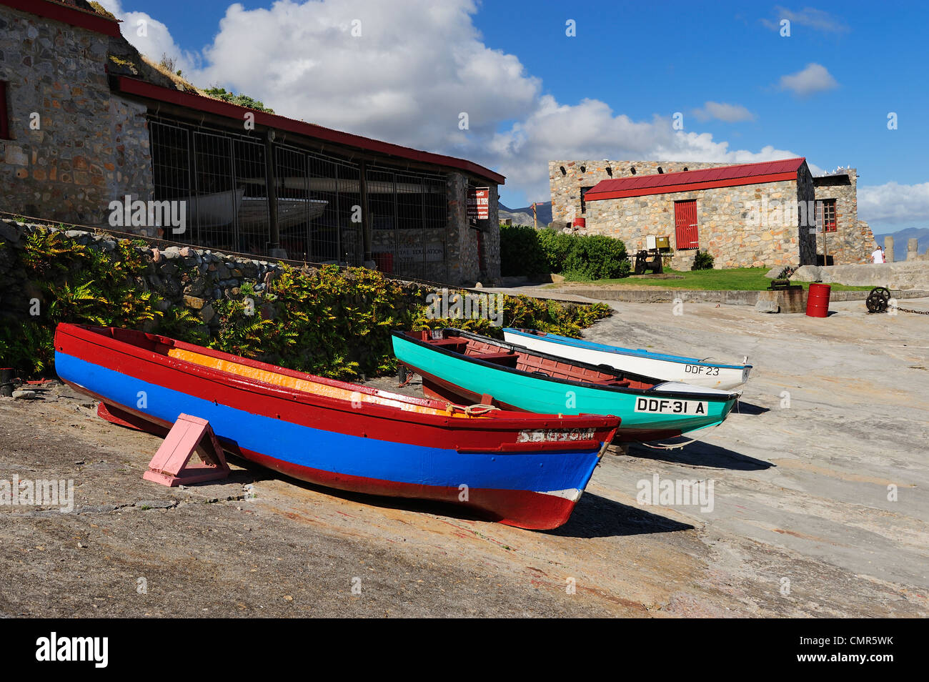 Restaurierte bunte Fischerboote im Hafen von Hermanus an der Walker Bay, Western Cape, Südafrika Stockfoto