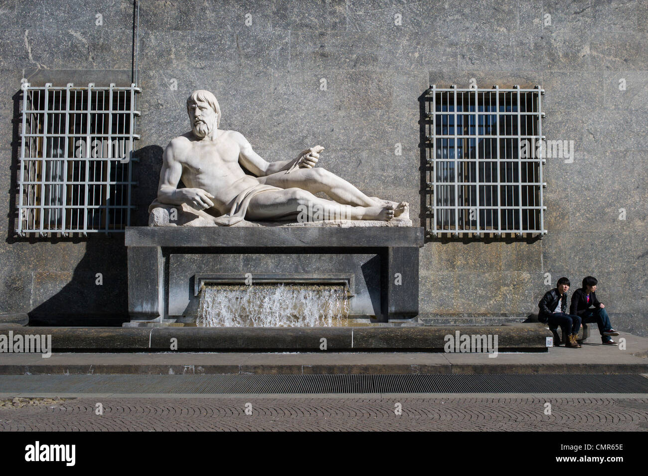 Zwei asiatische männliche Touristen entspannen Sie neben einer klassischen italienischen Statue in der Stadt Turin, Italien Stockfoto