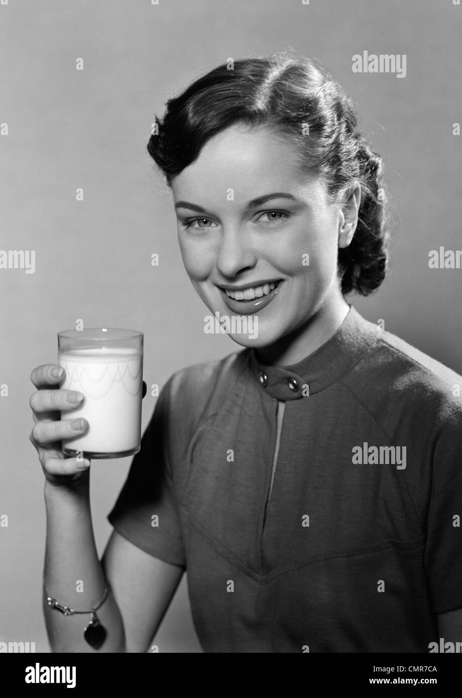 1950er Jahre Portrait Lachelnde Frau Mit Einem Glas Milch Studio Stockfotografie Alamy