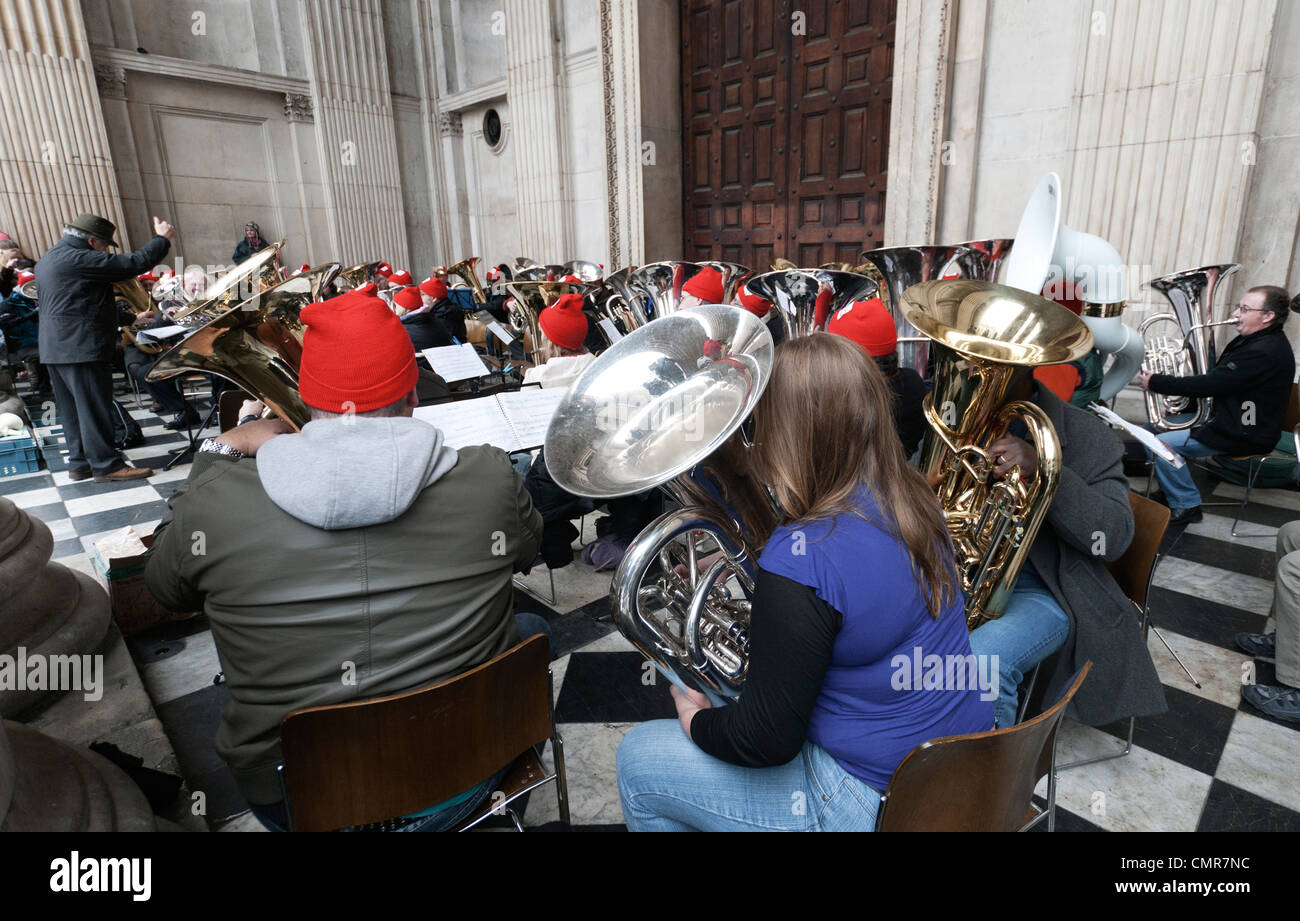 Tuba Weihnachtslieder, St. Pauls Cathedral, London. Eine jährliche Weihnachten wohltätige Veranstaltung. Stockfoto