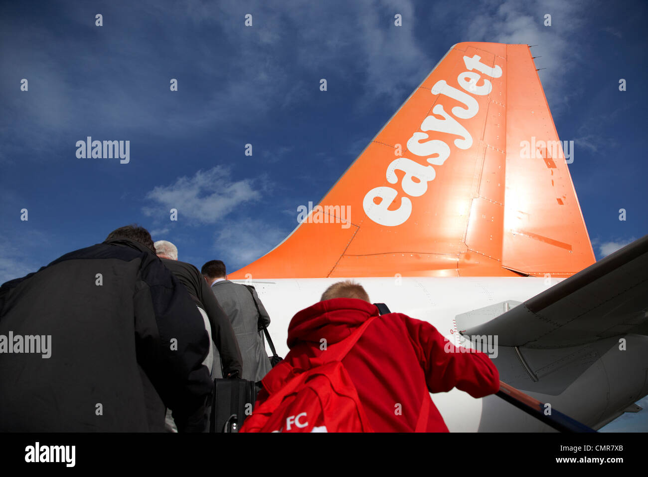Fluggästen, die Easyjet-Flugzeuge am Flughafen Belfast Nordirland Vereinigtes Königreich. Stockfoto