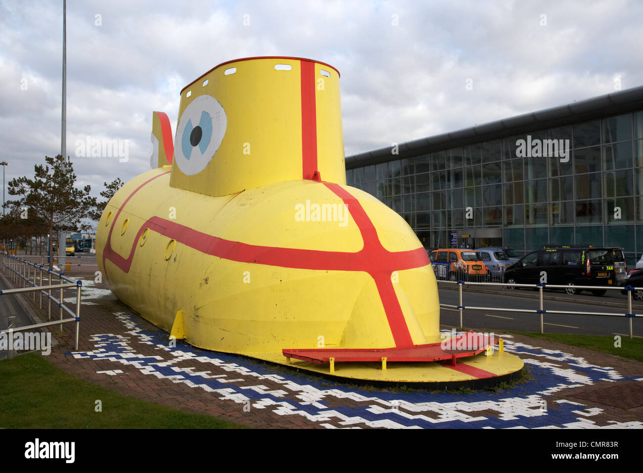 die Beatles gelbes u-Boot-Skulptur vor Liverpool John Lennon Flughafen Merseyside uk. Stockfoto