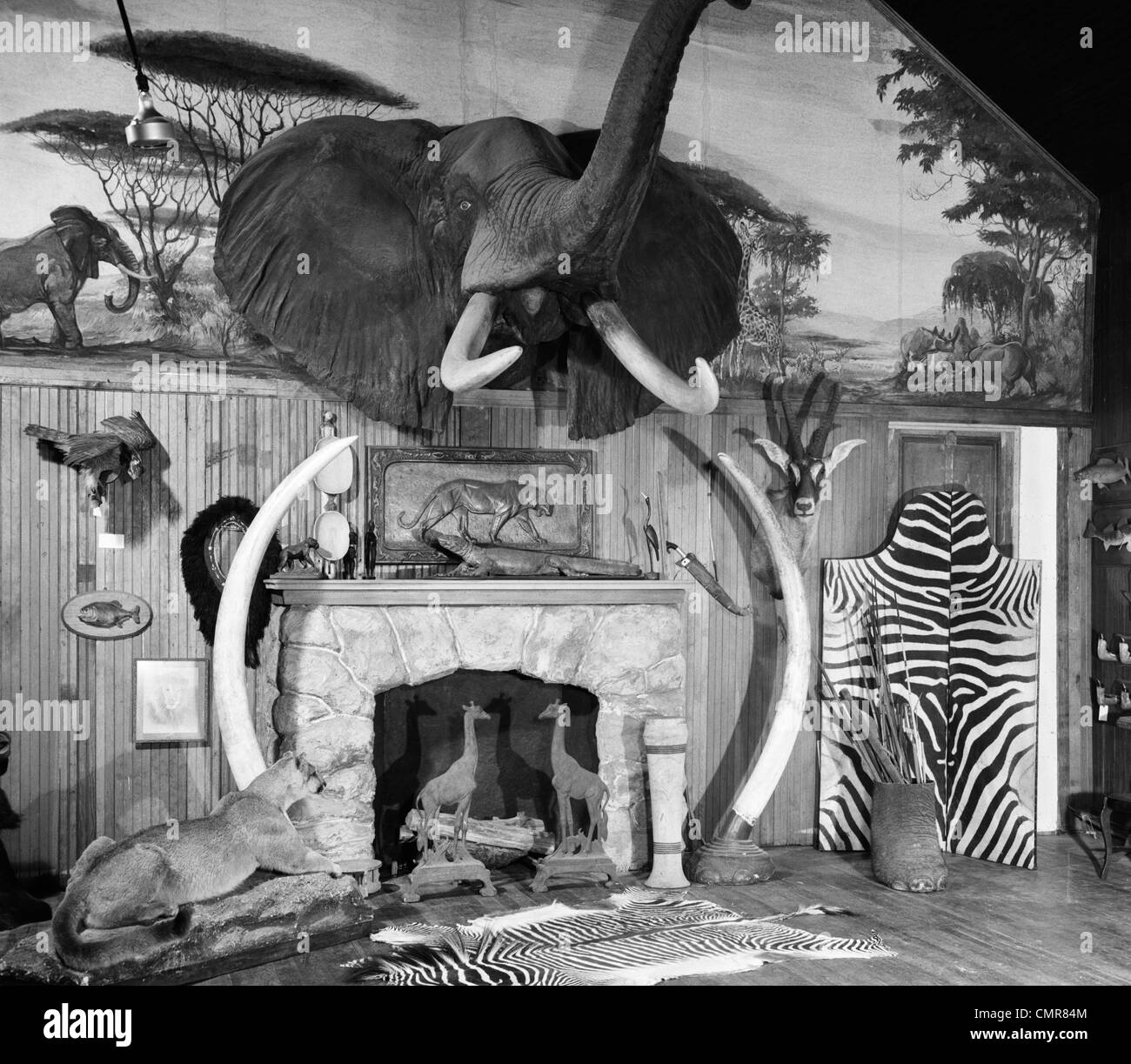 1940S 1950S ZIMMER MIT GROßWILD TROPHÄEN UM EINEN KAMIN MONTIERT Stockfoto