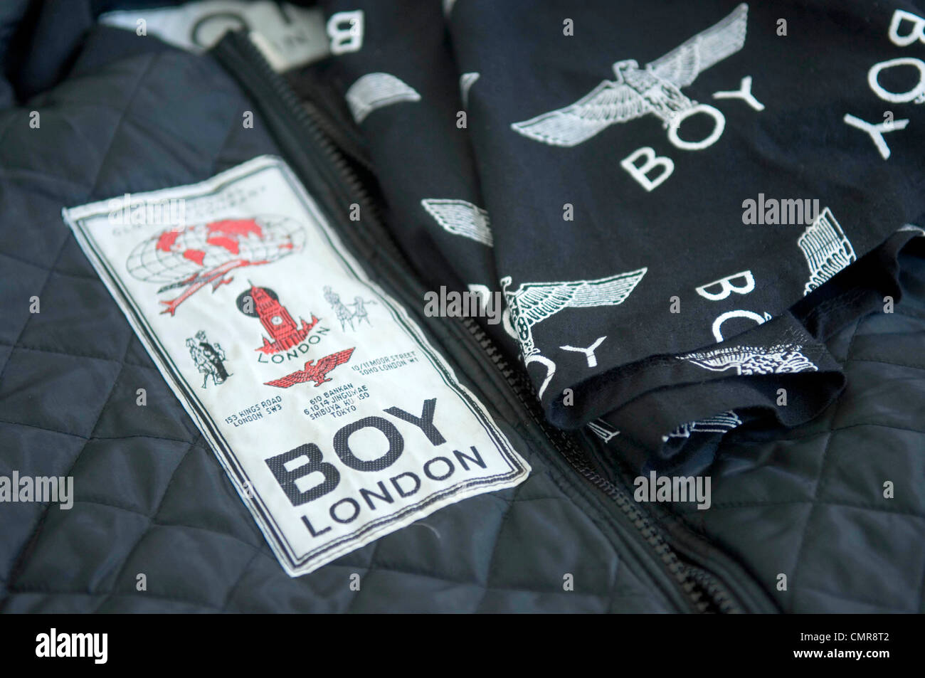 Jahrgang 'Boy' Kleidung ihre London-Shop kaufen. Stockfoto