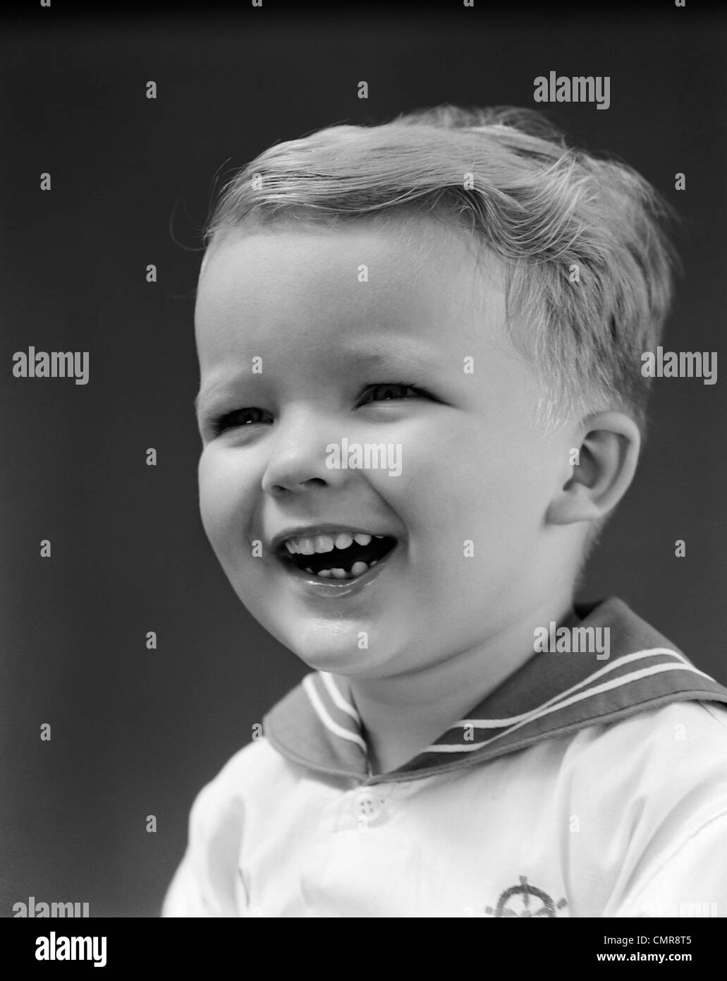 Junge 4 jahre Schwarzweiß-Stockfotos und -bilder - Alamy