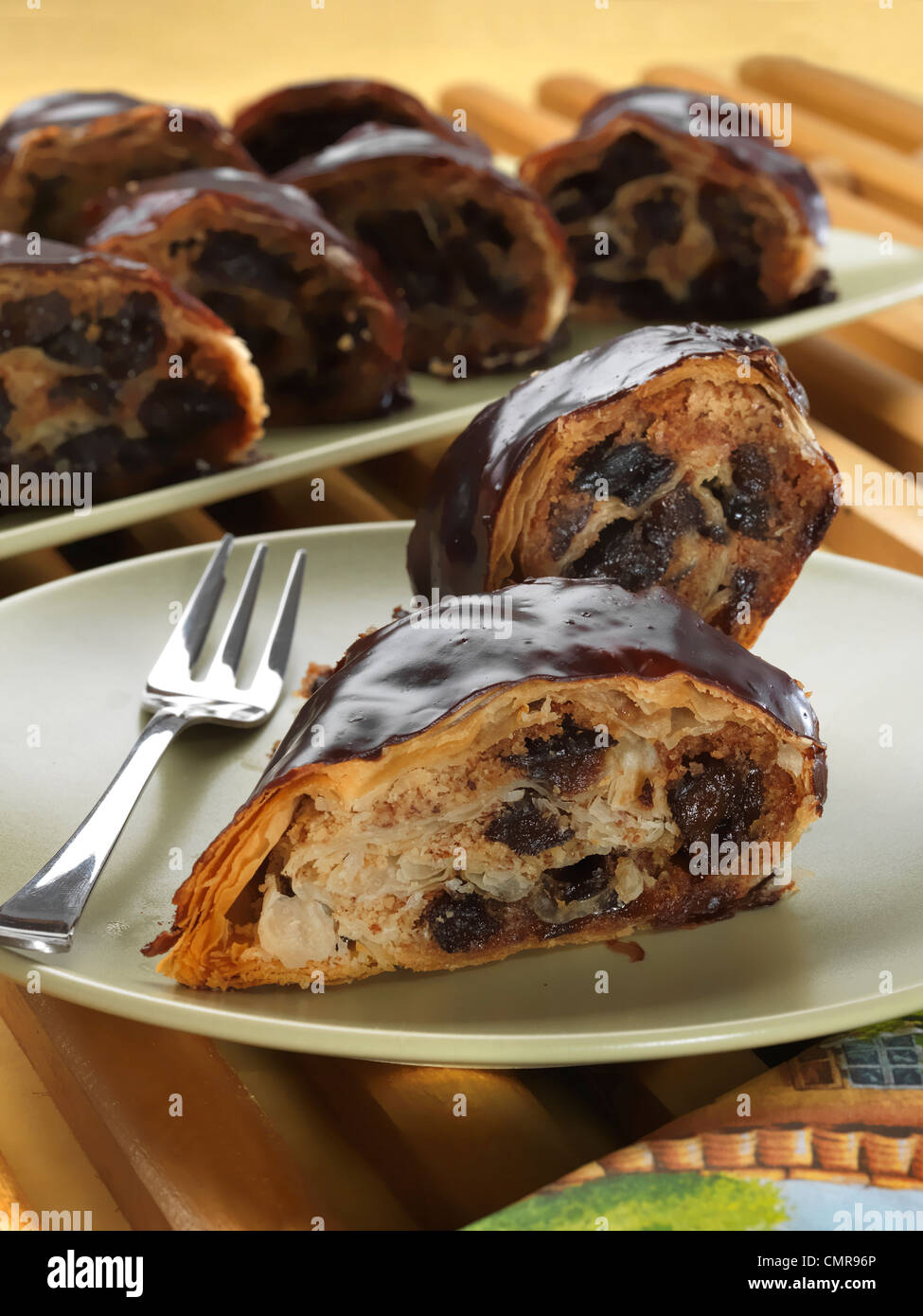 getrocknete Pflaumen und Walnuss-Strudel mit Schokoladenglasur Stockfoto