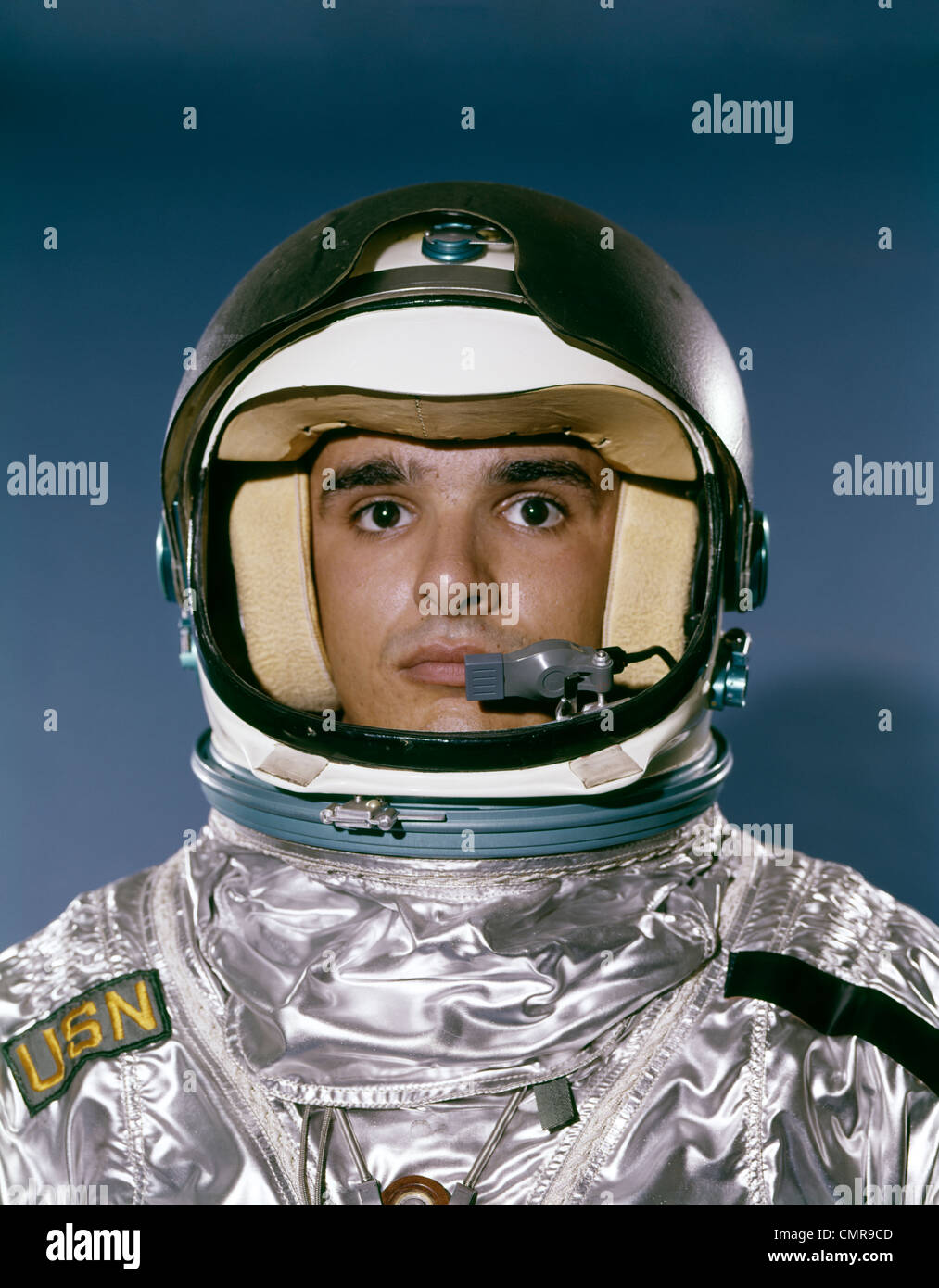 1960ER JAHRE PORTRAIT MANN RAUMANZUG ASTRONAUT Stockfoto