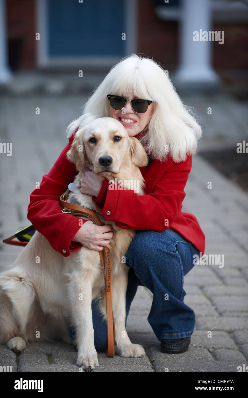 Blinde mit Blindenhund, Courtice, Ontario Stockfoto