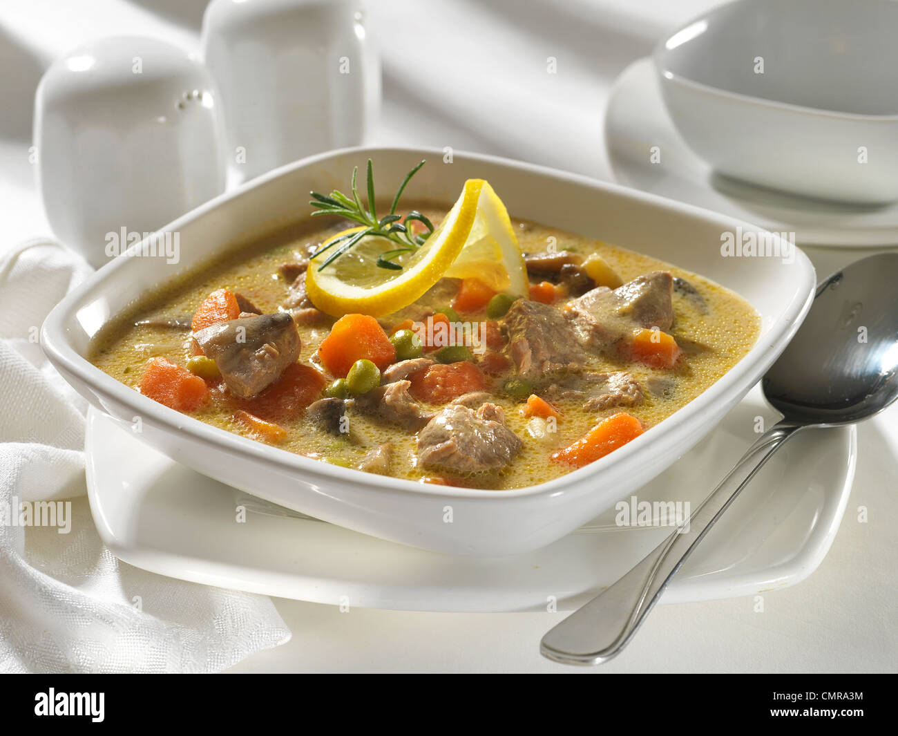 Estragon-Türkei-Suppe mit Zitrone Stockfoto