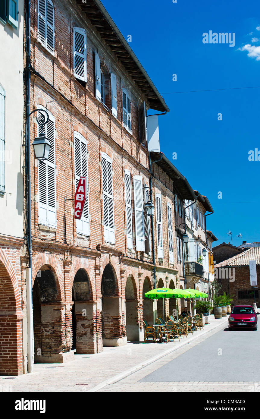 Cafe am Marktplatz in Lisle Sur Tarn, Frankreich Stockfoto