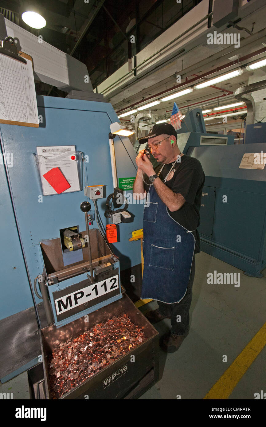 Denver, Colorado - eine Arbeitskraft inspiziert fertigen Penny-Münzen bei der United States Mint. Stockfoto