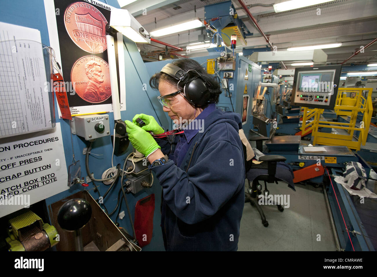 Denver, Colorado - eine Arbeitskraft inspiziert fertigen Penny-Münzen bei der United States Mint. Stockfoto