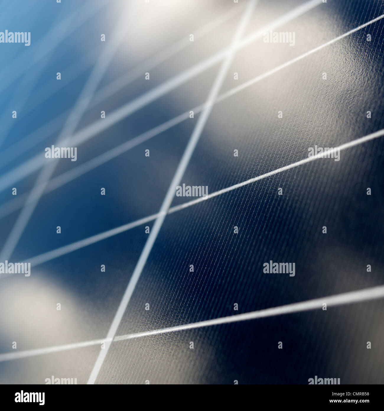 Sonnenenergie. Voltaische Fotoplatten. Wolken spiegeln sich im Solarpanel. Flacher Freiheitsgrad. Quadratischer Aufbau. Stockfoto