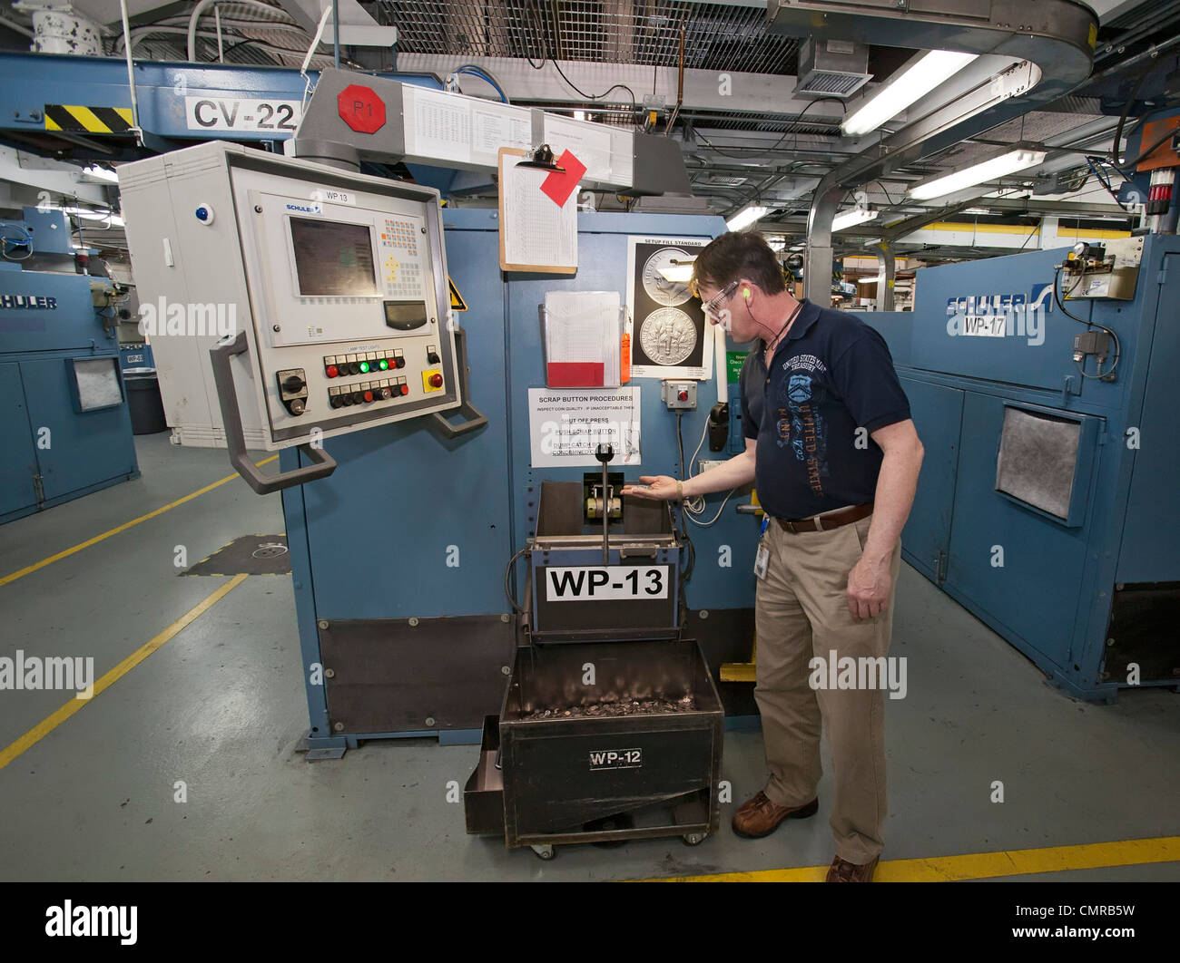 Denver, Colorado - Patrick Brown hält Groschen bei der United States Mint produziert. Stockfoto