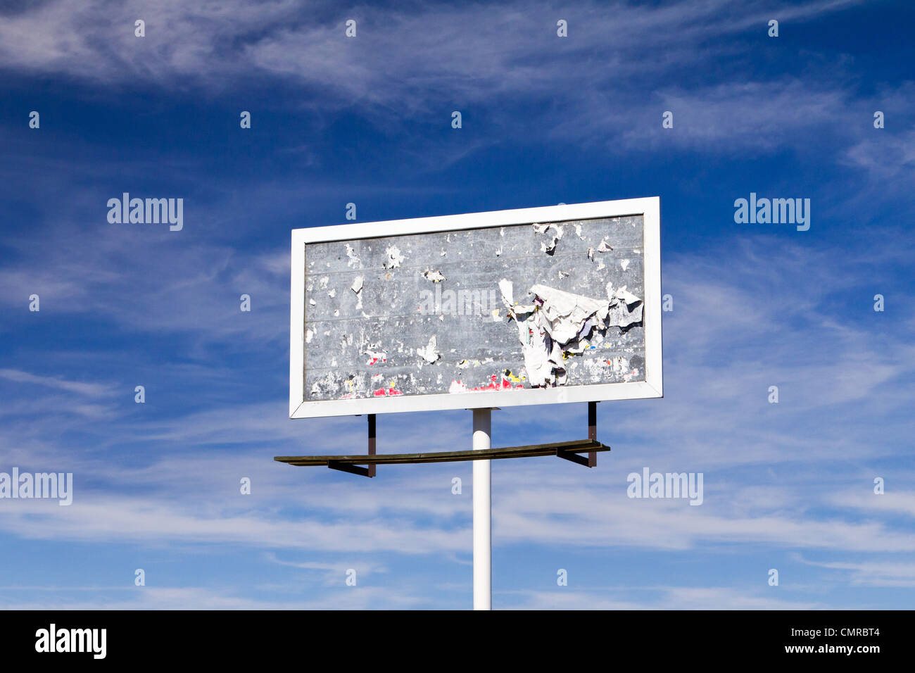 Leere Plakat Schild mit schmutzigen alten Grunge bedeckt Textur vor blauem Himmelshintergrund Stockfoto