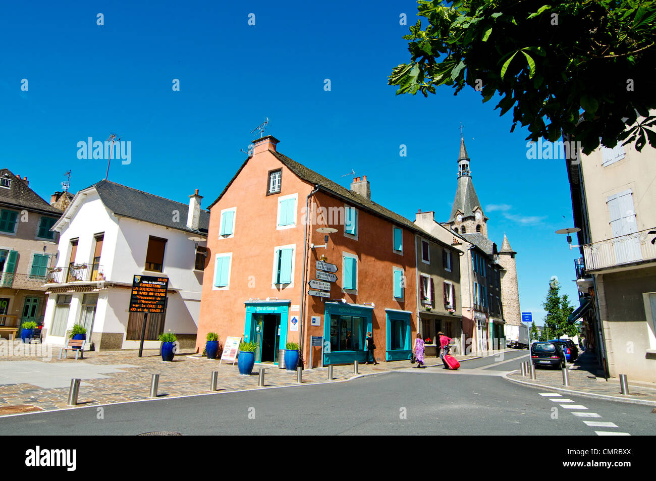 Helle farbige Gebäude in Naucelle, Midi-Pyrenäen, Frankreich Stockfoto