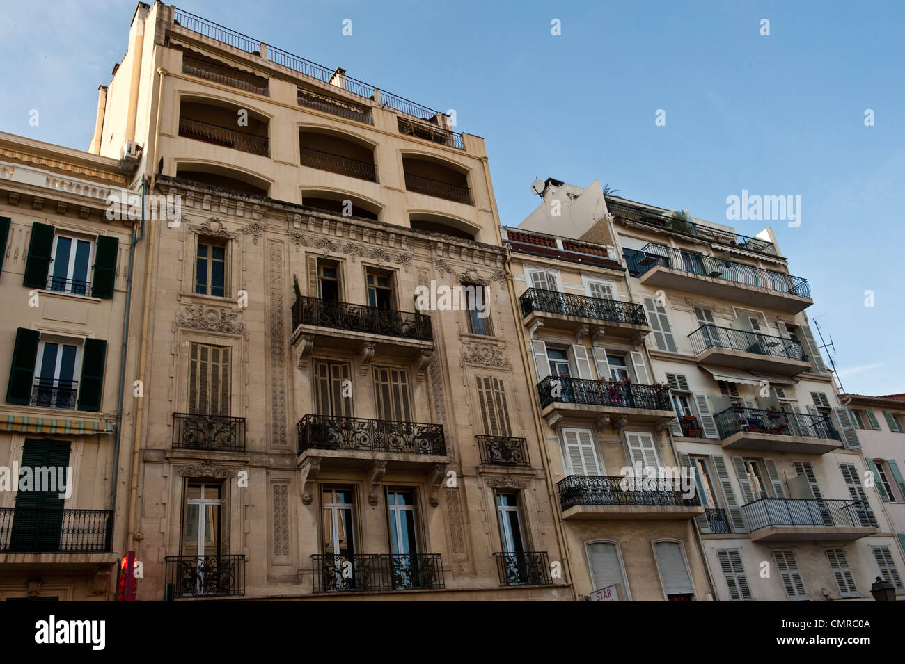 Balkone mit Gebäuden in Cannes, Frankreich. Stockfoto