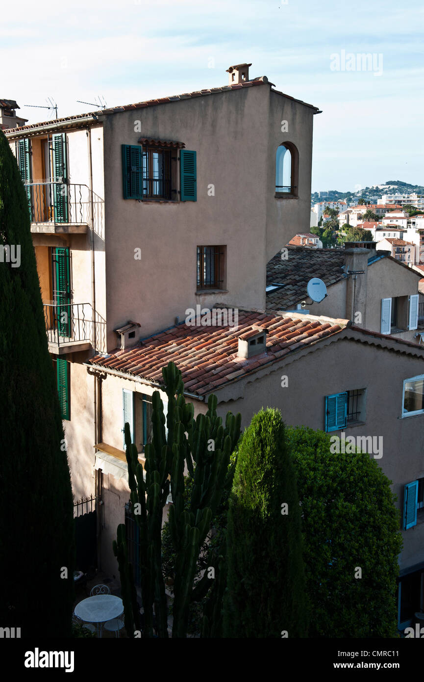 Einem alten, hohen Gebäude in Cannes, Frankreich-Dorf. Stockfoto