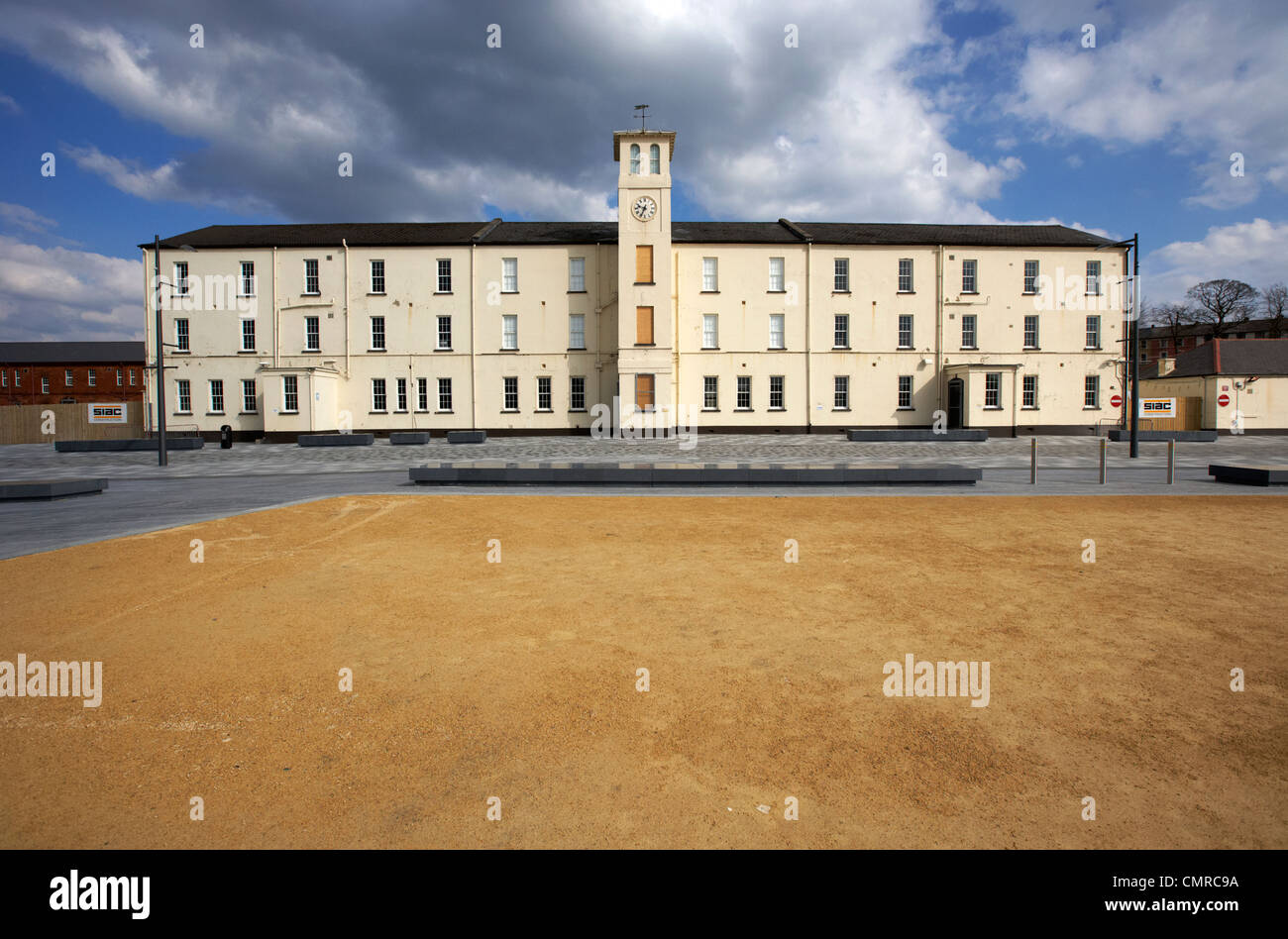 Soldaten-Viertel mit Uhrturm und Paradeplatz in Ebrington Platz ehemalige Ebrington Kaserne britische militärische Basis Derry c Stockfoto