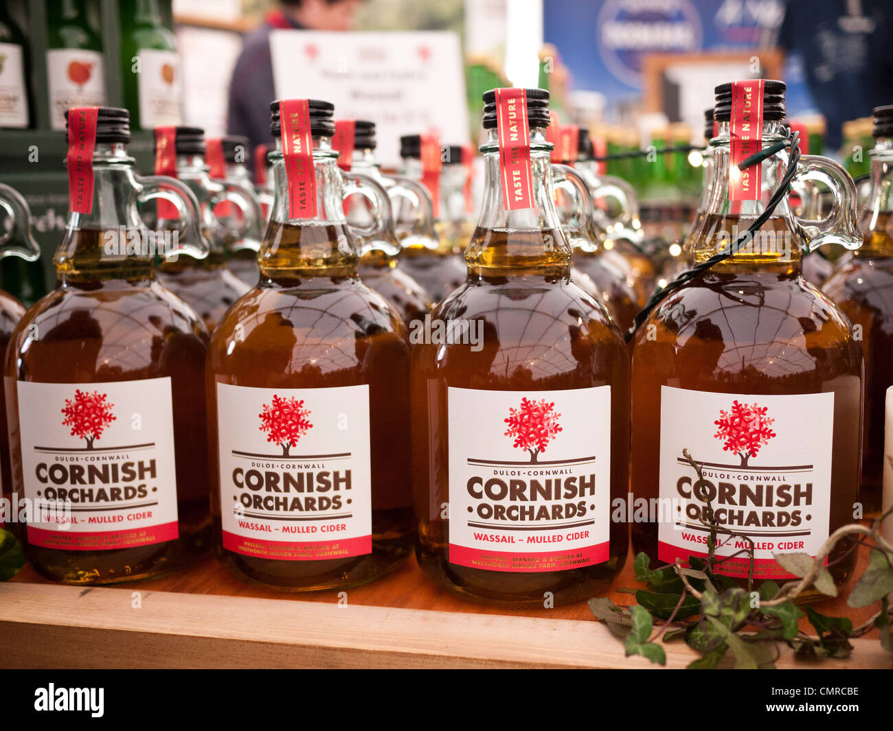 Cornwall, UK - Cornish Obstgärten Apfel Säfte und Apfelwein Flaschen auf dem Display auf den Markt. Stockfoto